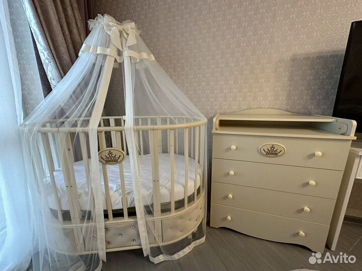 Детская кроватка и комод