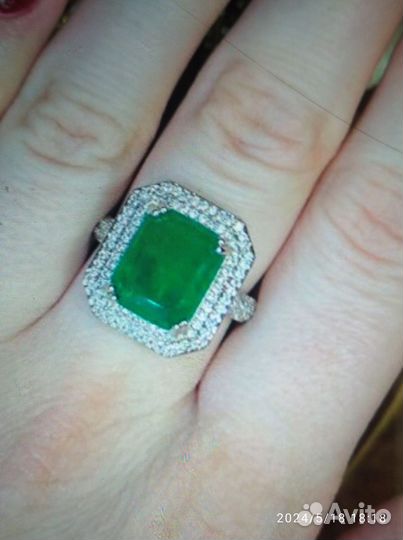 Кольцо с изумрудом