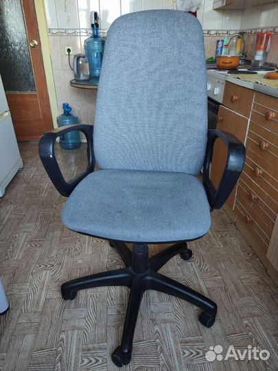 Компьютерное кресло и кухонный (садовый) стол