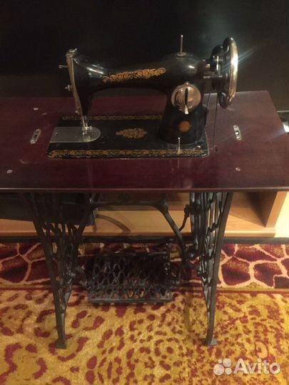 Швейная машина на чугунной станине