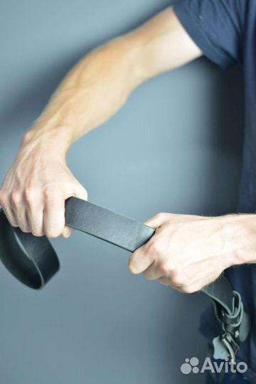 Мужской кожаный ремень черный