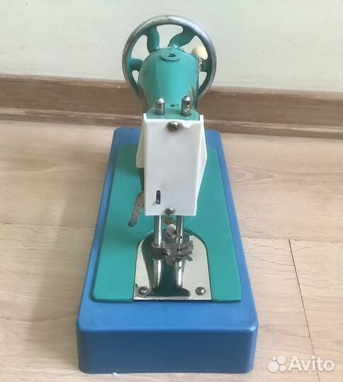 Игрушечная швейная машинка