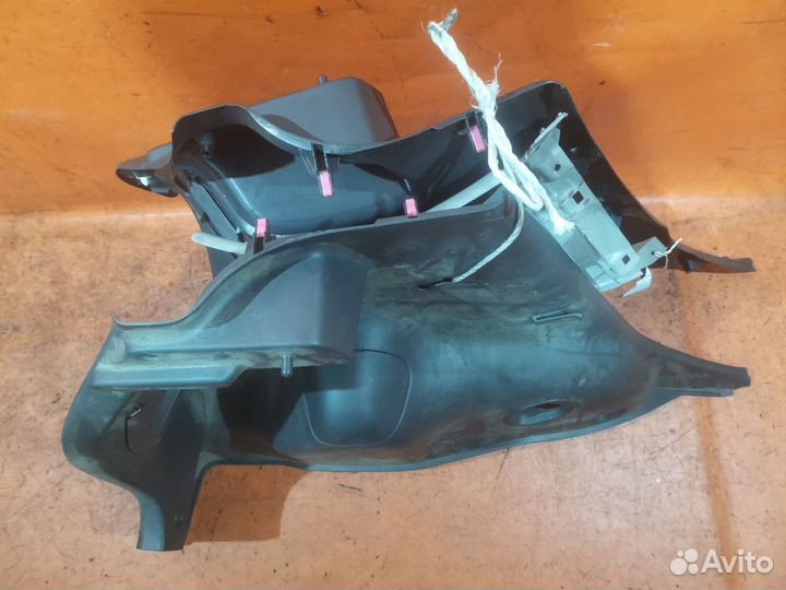 Обшивка багажника Toyota Vitz SCP10 (Заднее)