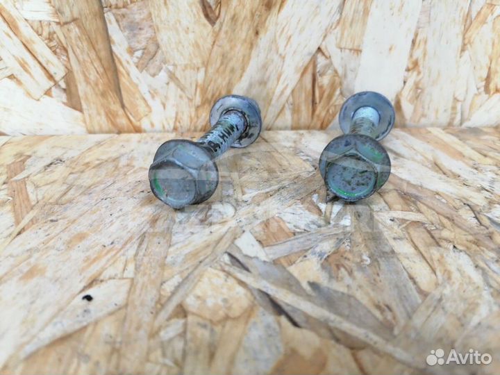 Болт крепления амортизатора зад. Nissan X-Trail