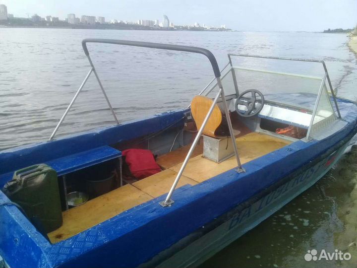 Лодка с двигателем