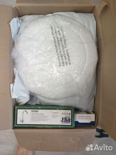 Коробка с вещами для дома