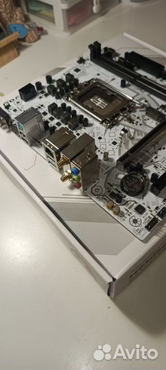 Материнская плата colorful LGA 1700 WiFi