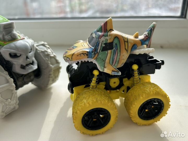 Машинка Hot wheels монстер трак / акула-перевертыш