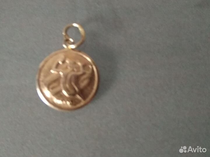Золотой кулон знак 