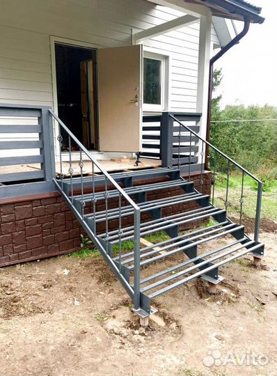 Лестница на металлокаркасе открытого типа