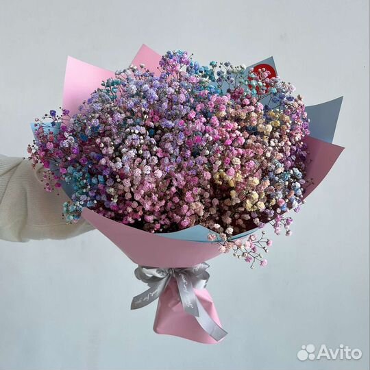 Стильный букет из радужной гипсофилы