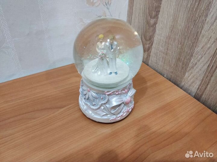 Стеклянный шар со снегом
