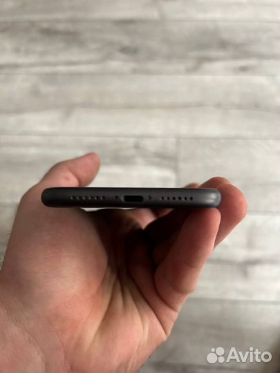 Телефон iPhone 11