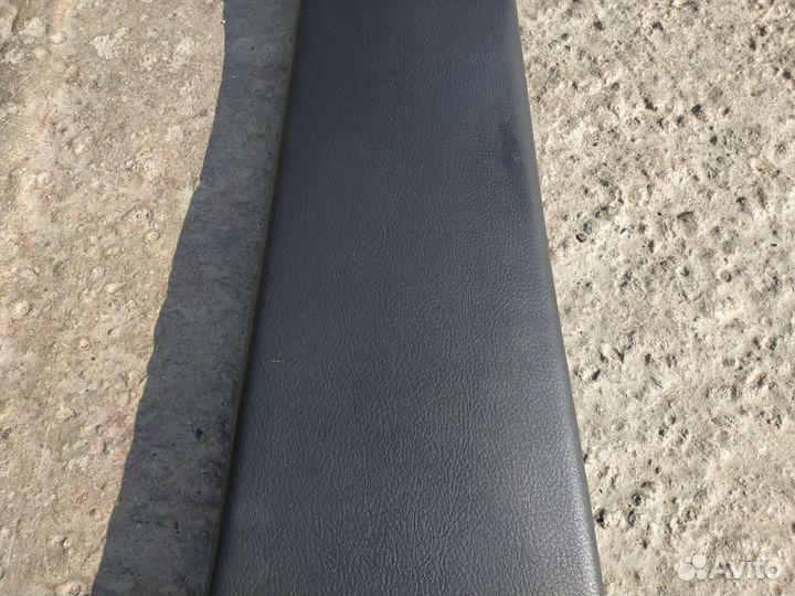 Накладка центральной стойки крыш Toyota Avensis 2