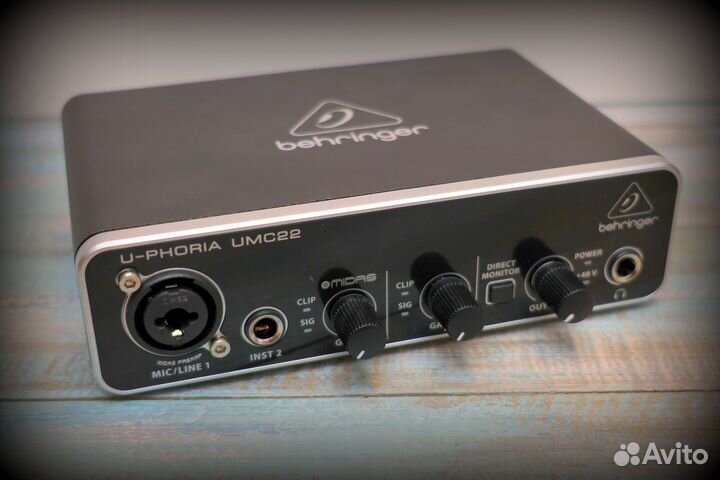 Звуковая карта Behringer umc22
