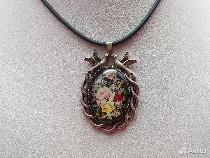 Кулон в стиле Ар-Нуво 