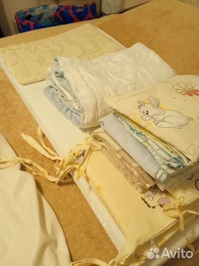 Детская кроватка с маятником