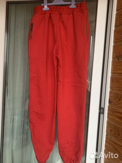 Женский красный спортивный костюм