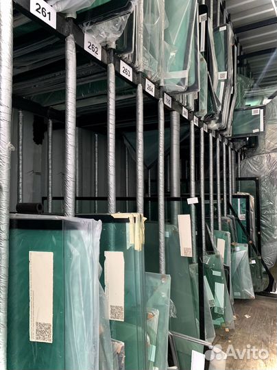 Стекло дверное, верхнее на экскаватор Терекс 825