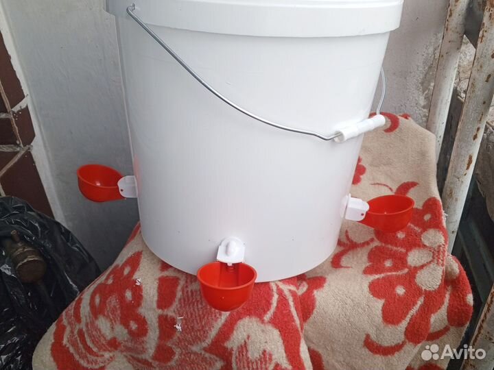 Чашечная поилка для кур