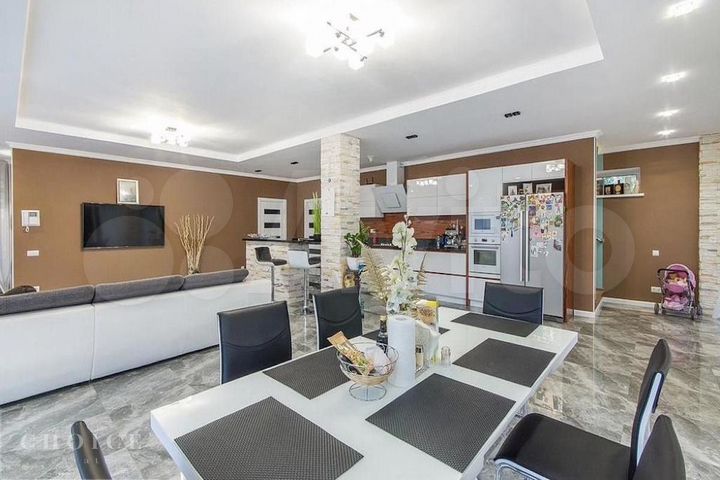 Коттедж 370 м² на участке 6 сот.