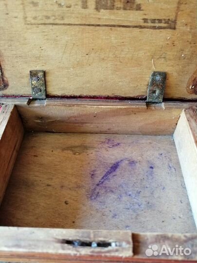 Старинная деревянная шкатулка в виде книги