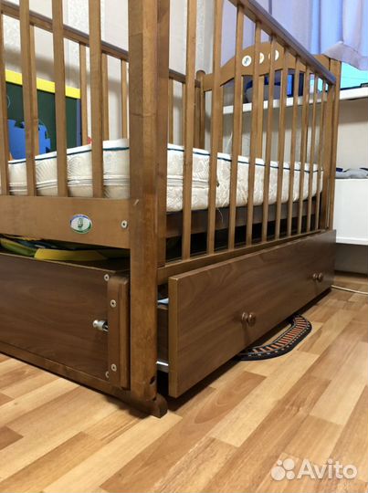 Детская кроватка с маятником и ящиком