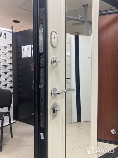 Входная дверь с зеркалом