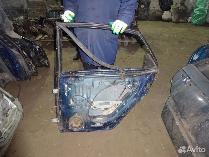 Дверь Toyota Avensis правая задняя 2001