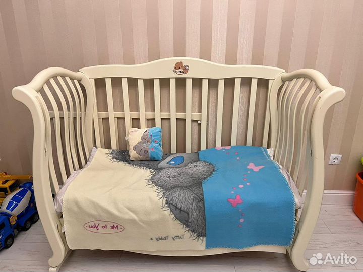 Детская кроватка и комод