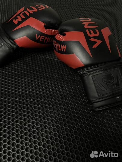 Боксерские перчатки Venum
