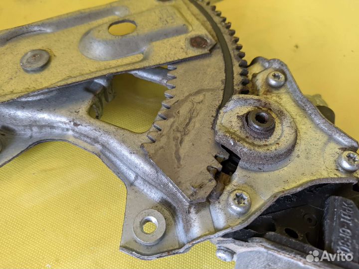 Стеклоподъемник задний правый Fuga Y51