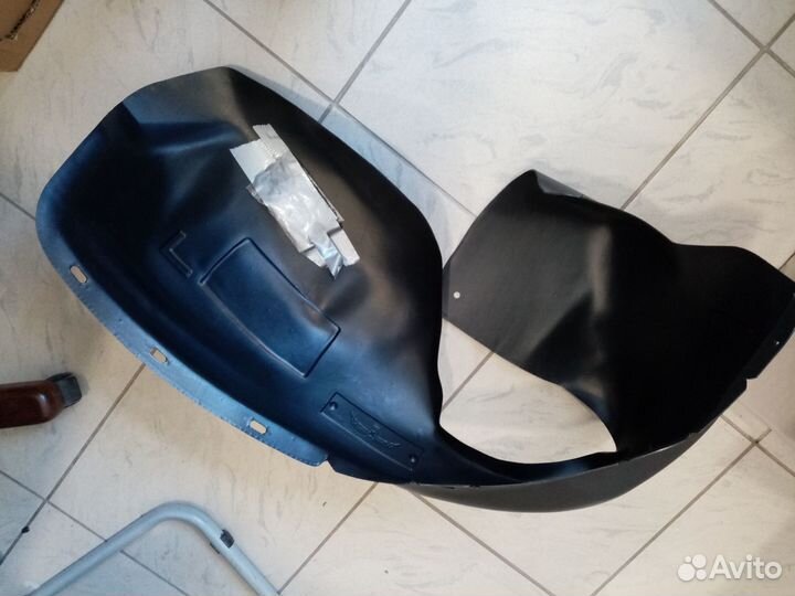 Передний левый подкрылок на toyota Corolla