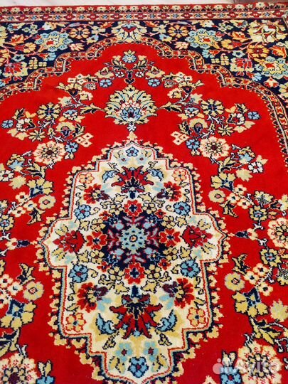 Красивый ковер шерстяной