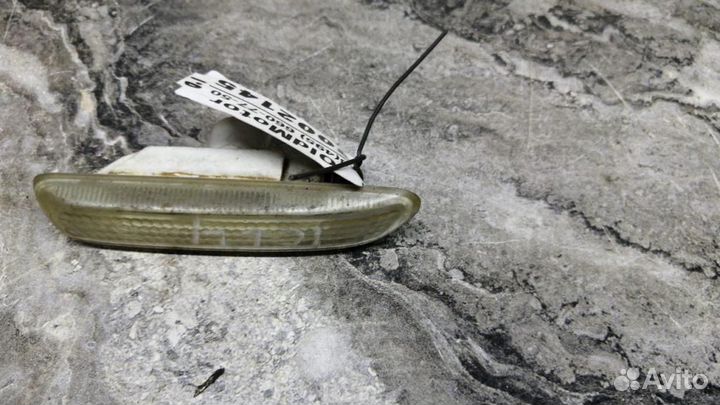 Повторитель на крыло правый белый BMW 3-серия E46