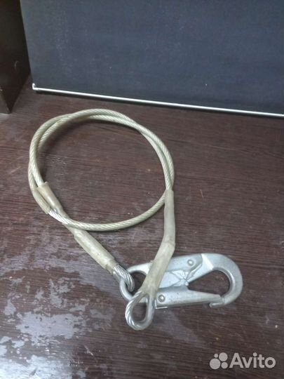 Страховочный тросик с карабином