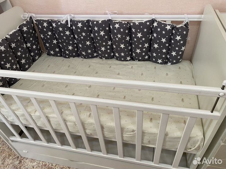 Детская кроватка с маятником