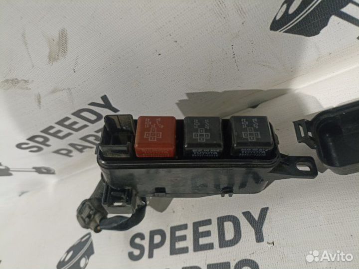 Блок предохранителей под капот Toyota Corona