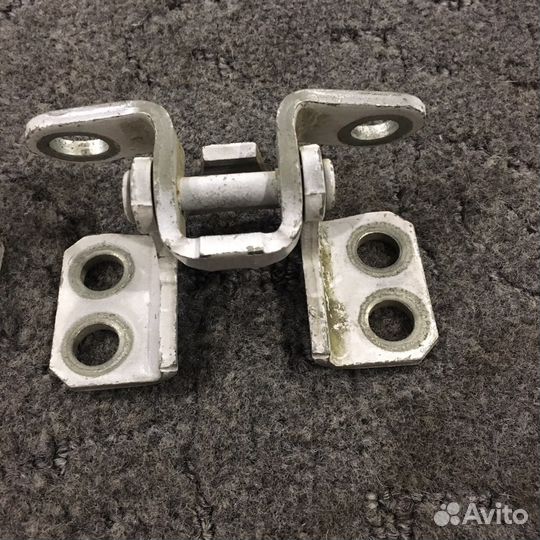 Петли 5-й двери Toyota Rav4 6880142041 ACA21