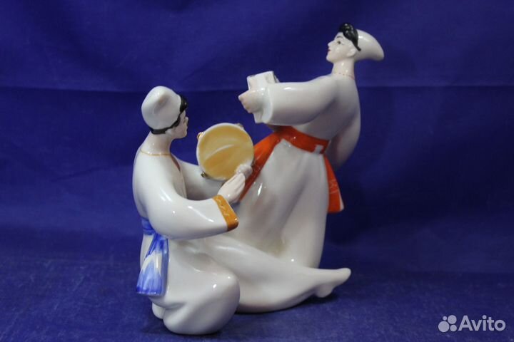 Фарфоровая статуэтка Русский танец перепляс бубном