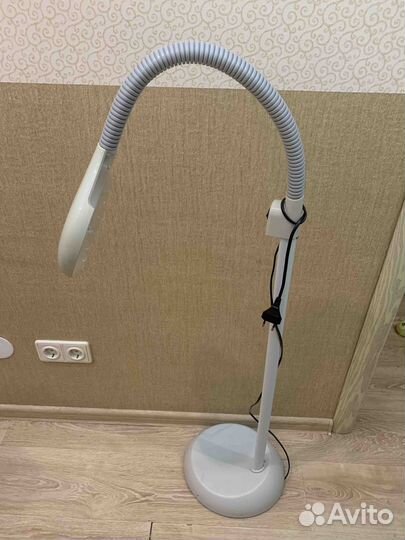 Косметологическая лампа лупа напольная