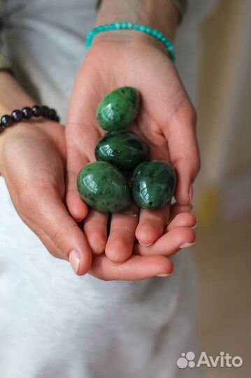 Нефритовое яйцо среднее из высшего сорта нефрита