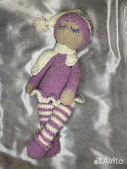 Вязаная кукла из плюшевой пряжи ручной работы
