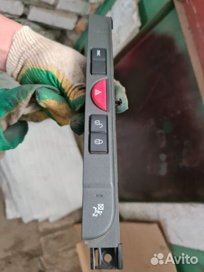 Кнопка аварийной сигнализации Land Rover Discovery