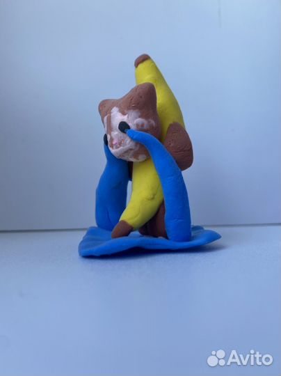 Котик в банане мем