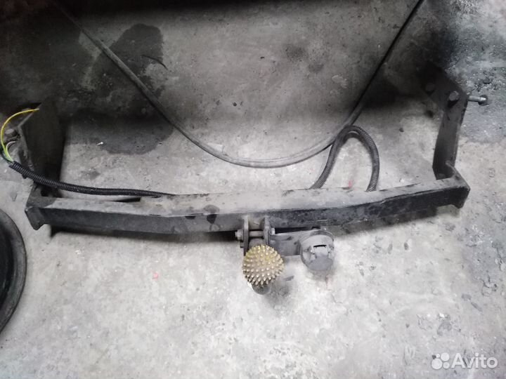 Фаркоп с розеткой Toyota Ipsum 96-01