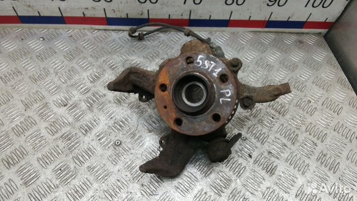 Ступица передняя левая на Volkswagen Golf 4