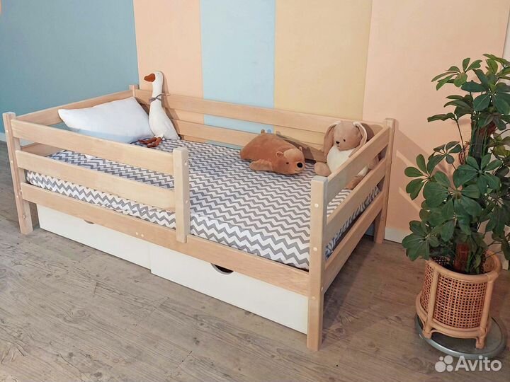 Детская кровать с бортиком