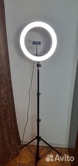 Кольцевая лампа на штативе