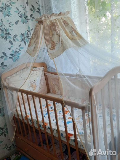 Кровать с балдахином и бортиками